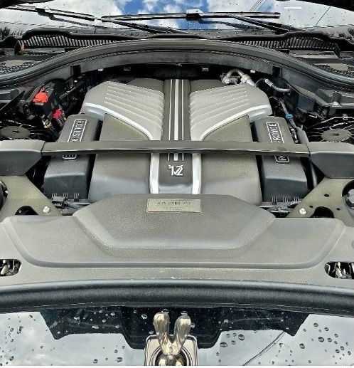 Moteur V12 Rolls-Royce à l'atelier